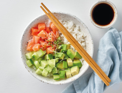 Poke bowl de aguacate, salmón y arroz