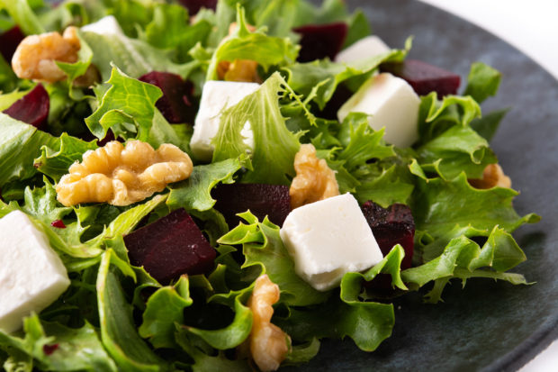 ENSALADA DE QUESO DE CABRA CON NUECES Y VINAGRETA A LA MIEL