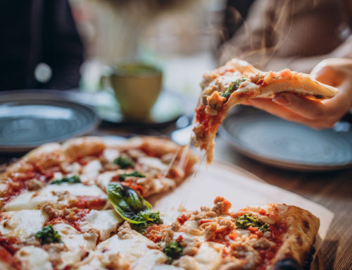 Pizza sin levadura con cerveza